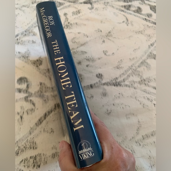 Hardcover Book The Home Team. Author Roy MacGregor. A classic! Like new. - Picture 3 of 6